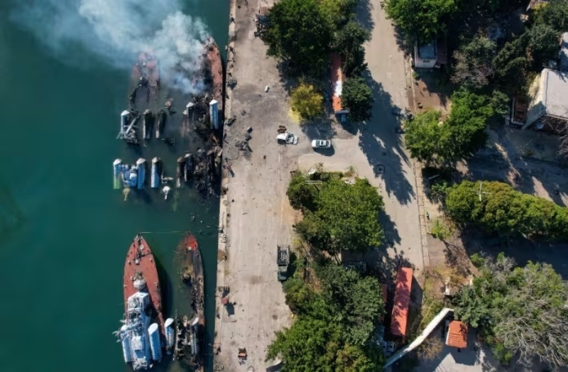 Israeli Jets Bombing Syrian Navy Ships
