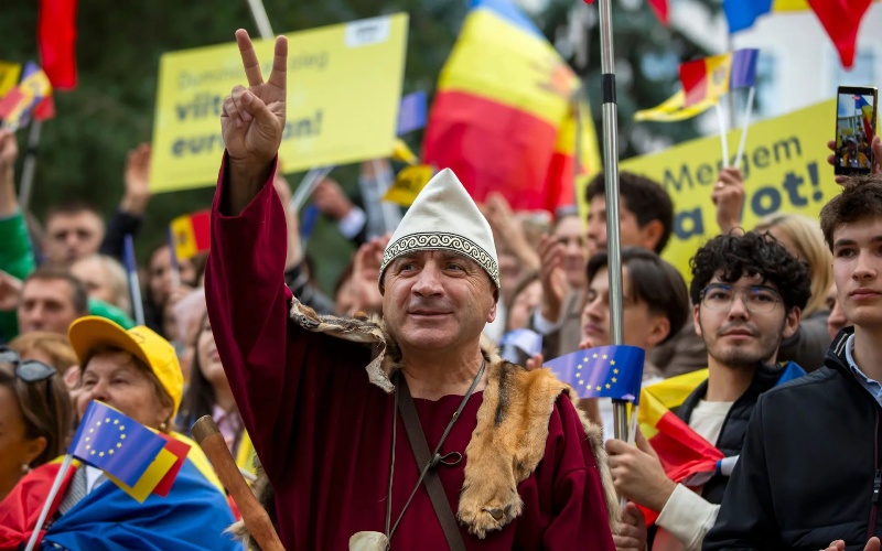 Moldova Bans Pro-Russia Parties on Eve of Crucial Election