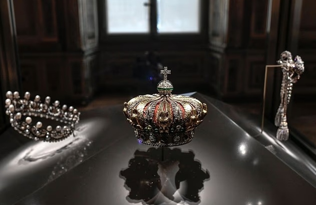 Brazen Thieves Drop Priceless Eugénie Crown Outside the Louvre in Paris During Jaw-dropping Daylight Heist