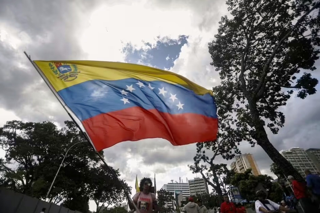 FAA Issues New Warning Over Flights Near Venezuela as US War Fears Surge