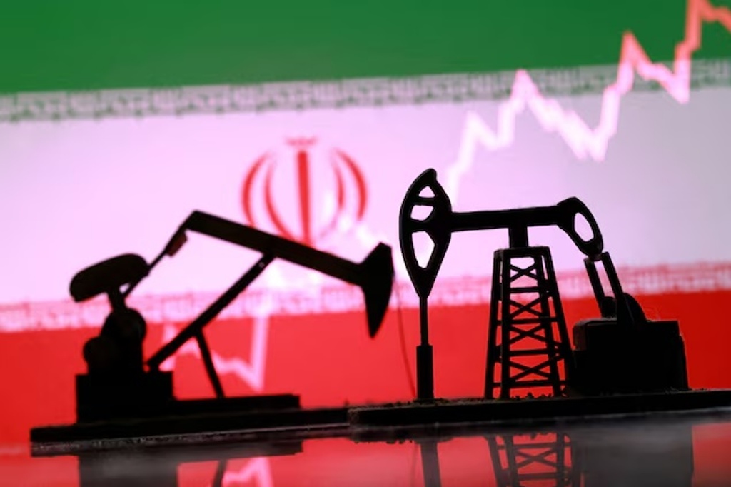 US Allows 30-day Sale of Iran Oil at Sea in Bid to Tame Prices