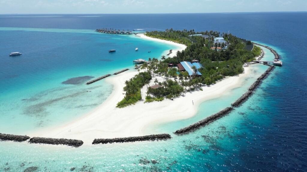 In 2004, the BBC Warned the Maldives were “Soon to be Uninhabitable,” Claiming Sea Levels were Rising 0.9 cm per Year and that 80% of the Islands could Vanish within a Century