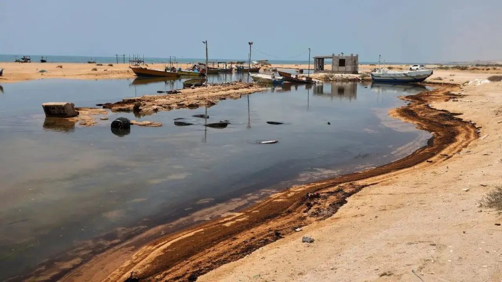 A Massive Oil Spill has Formed in the Strait of Hormuz and has Reached the Shores of the Iranian Island of Qeshm